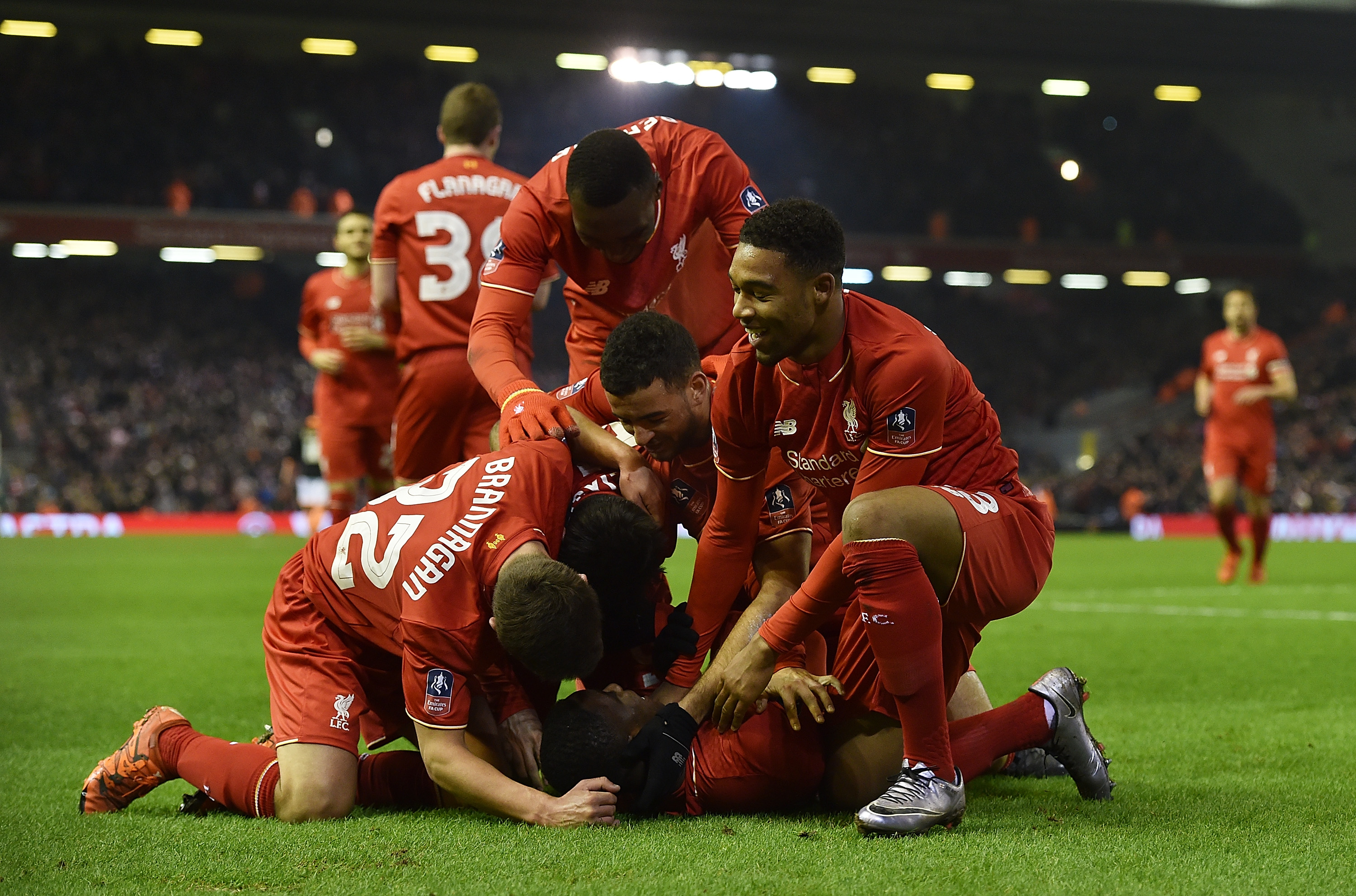 记者：拜仁想与于帕续约至2031年、年薪2000万欧，皇马在关注（记者称：拜仁拟将于帕续约至2031年，年薪2000万欧；皇马持续关注）