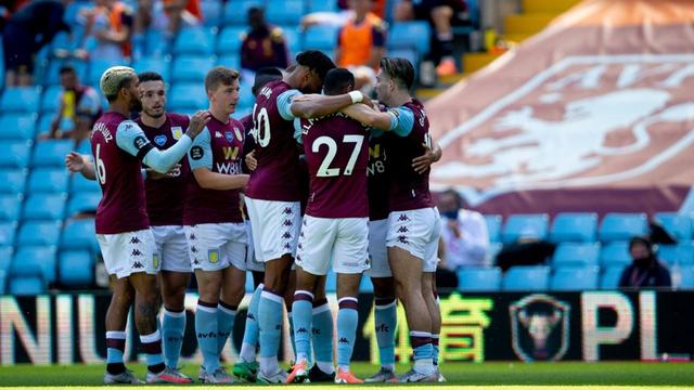 俄罗斯运动员谢尔盖-博伊在1800米高空踢球，挑战极限，引发热议。（俄罗斯选手谢尔盖·博伊海拔1800米踢球，上演极限挑战引发热议）