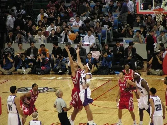 奇招！巴拉多利德球员防守中亲吻对手，后者挥拳反击遭红牌罚下（巴拉多利德球员防守时突袭亲吻，对手挥拳回击吃到红牌）