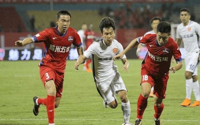 0-1！英意豪门欧冠巅峰对决：7亿战舰连伤两员大将 88分钟惨遭绝杀（0-1！欧冠英意豪门对撞：7亿豪阵连折两员大将，第88分钟遭绝杀）